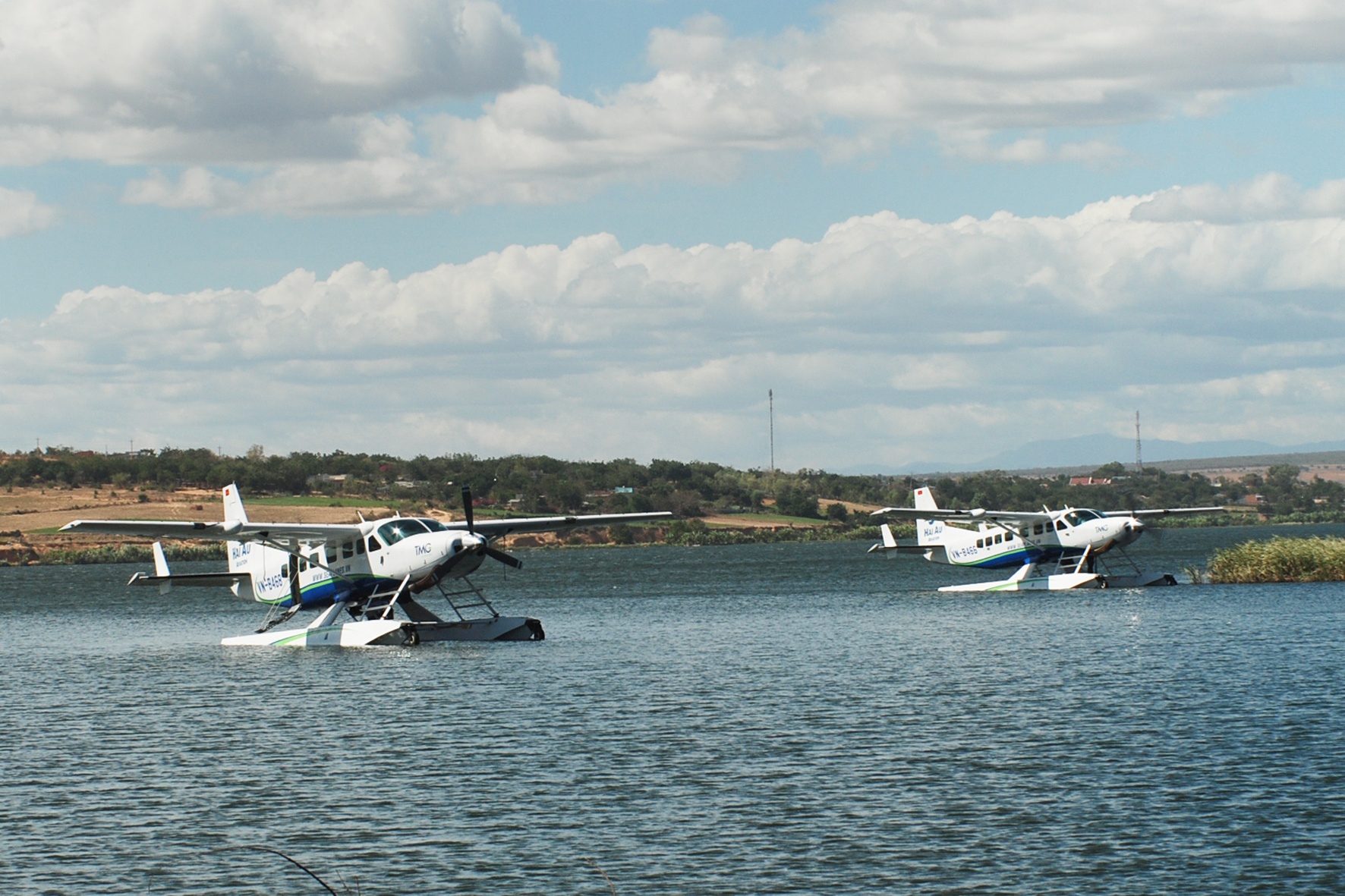 2 thuy phi co cho khach ha canh xuong doi cat Phan Thiet hinh anh