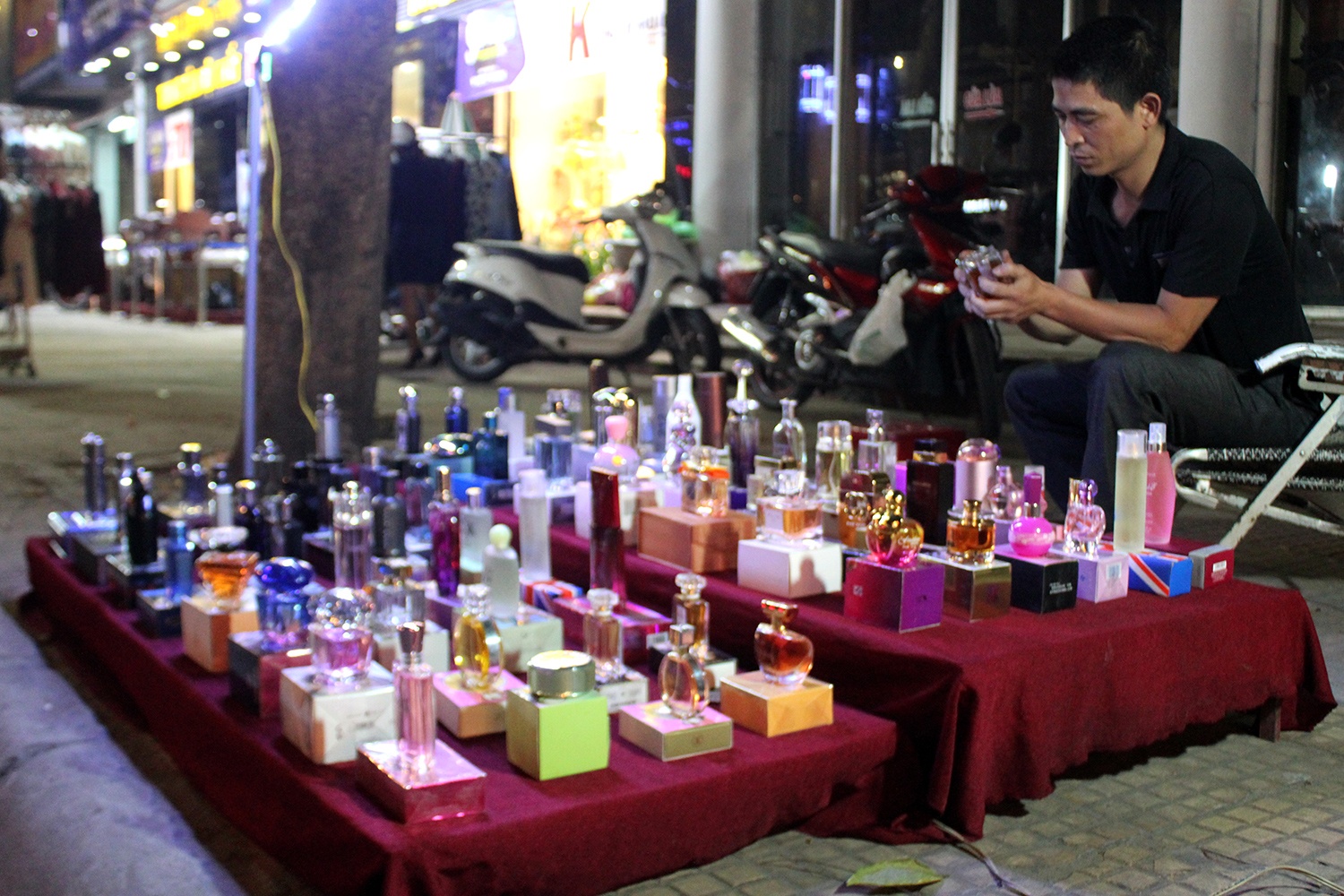 Nuoc hoa 10.000 dong  o via he Sai Gon hinh anh