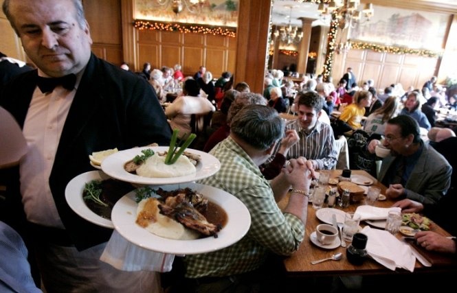 Khach My an toi 421 USD, boa 11.000 USD hinh anh