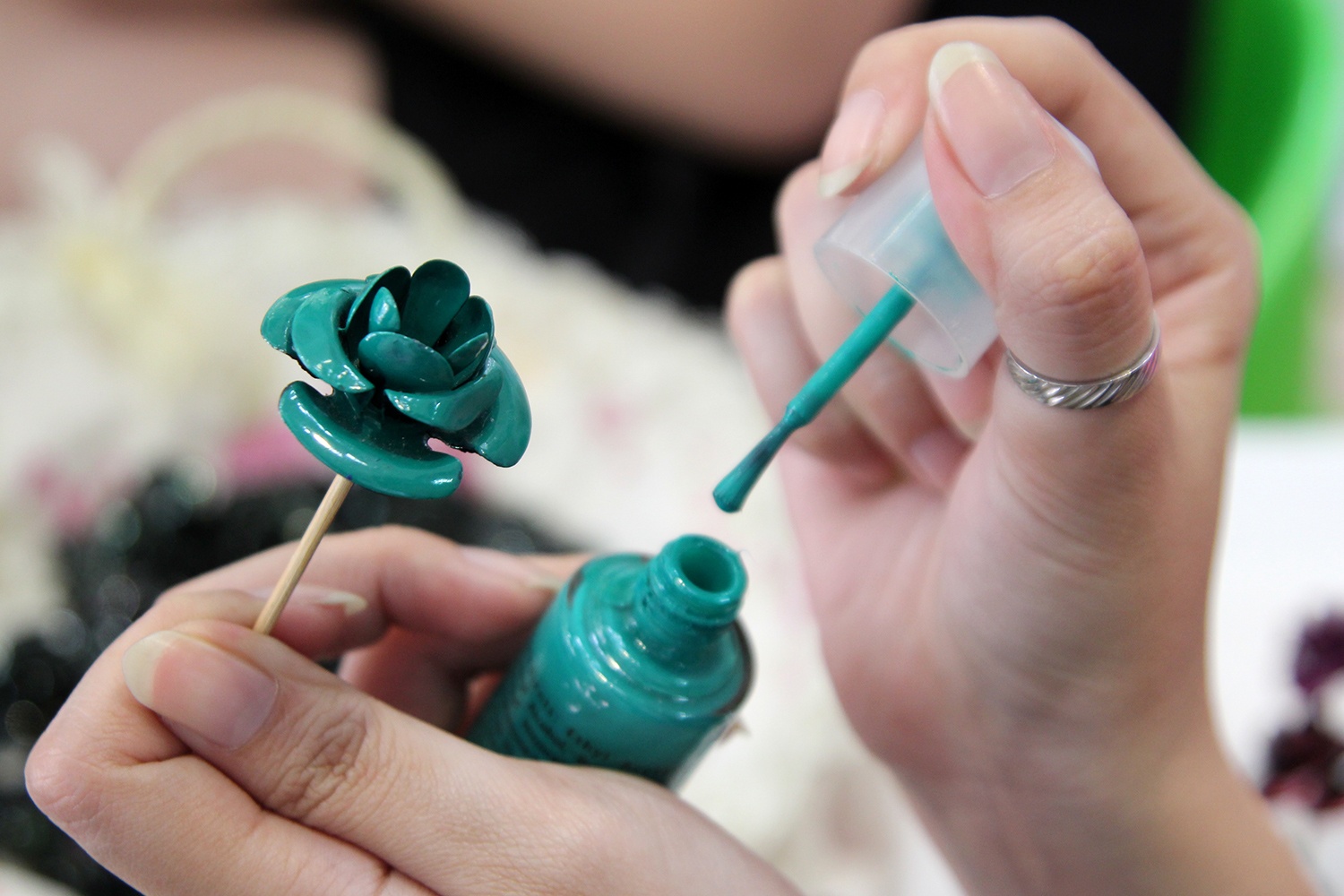 Dung son mong tay trang tri day chuyen doc dao o Sai Gon hinh anh