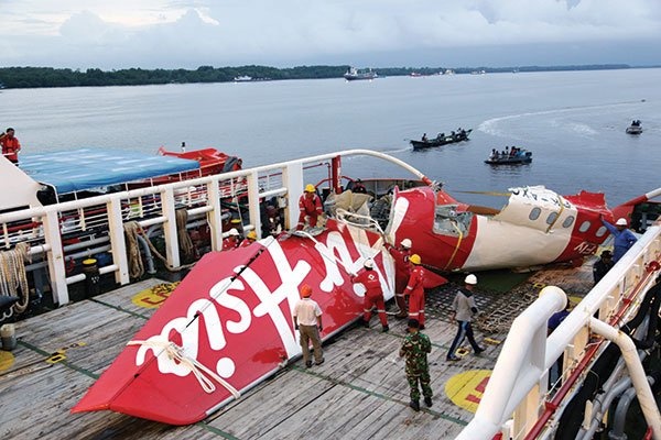 Khi may bay bi tac duong hinh anh