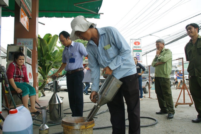 Bat qua tang cay xang bom thieu 'moc tui' khach hang hinh anh