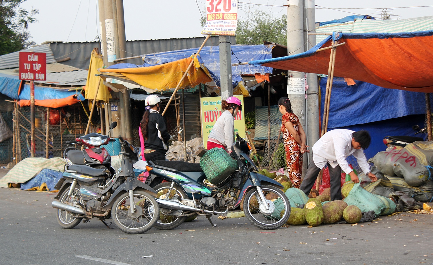 Vi sao cho Binh Dien bi bao vay? hinh anh
