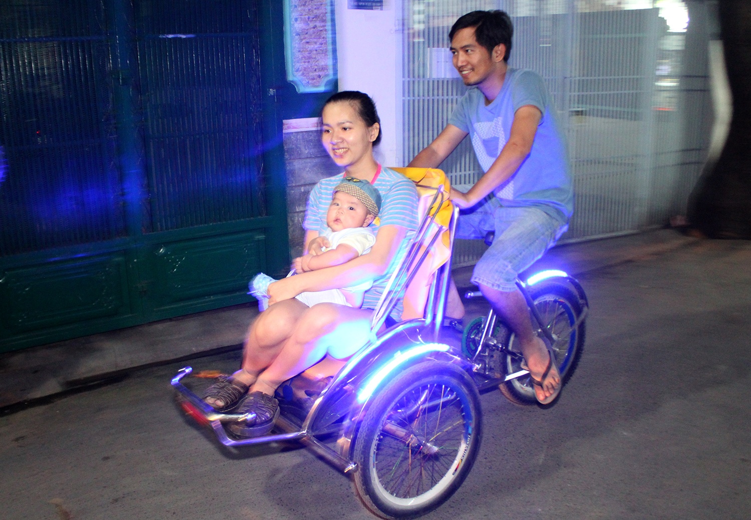 Thue xich lo 15.000 dong moi gio dao pho dem Sai Gon hinh anh