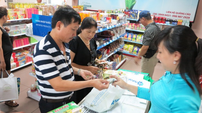 Ban bat mi tom chay gia 100.000 dong, bi phat 8 trieu hinh anh