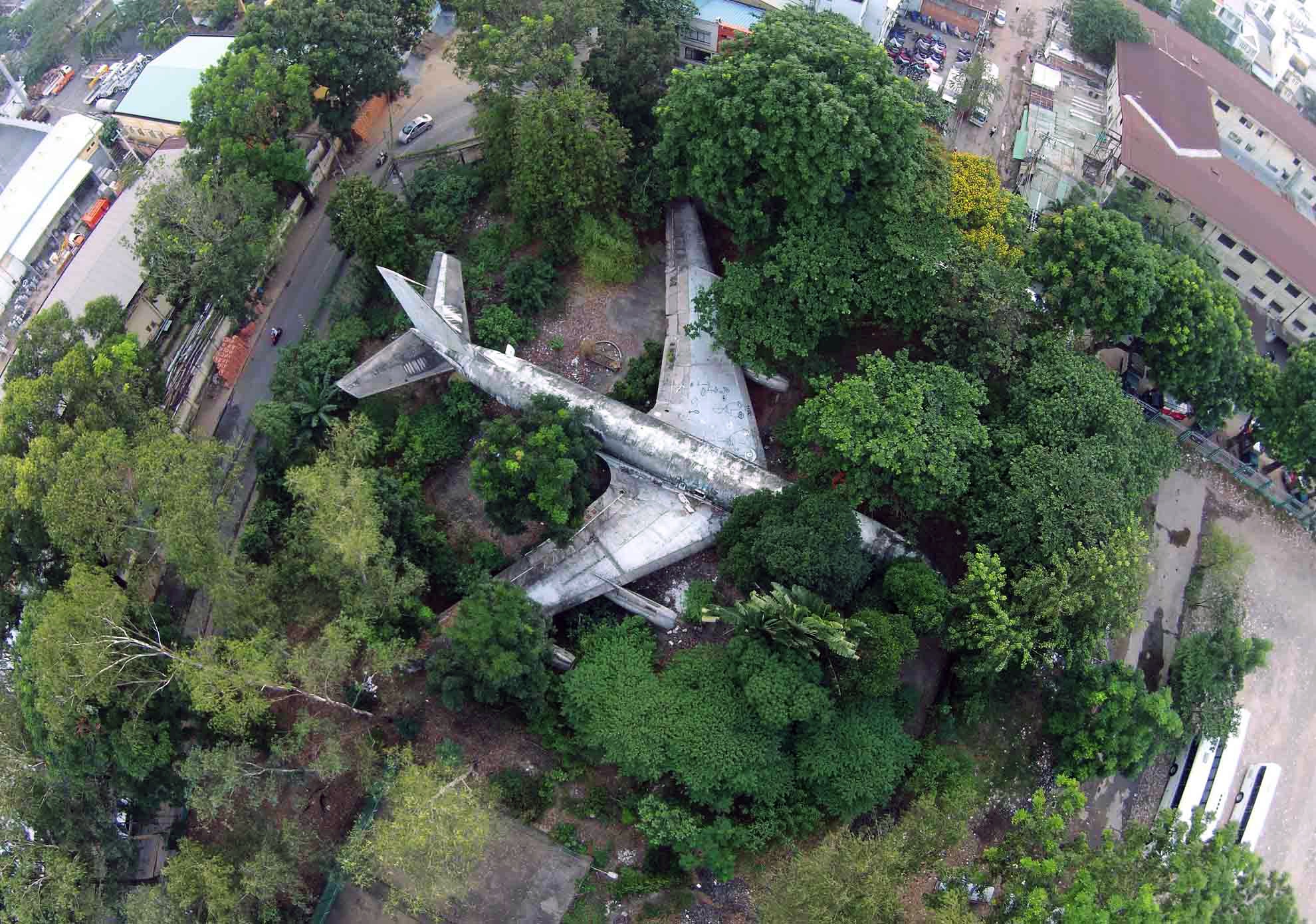 May bay Boeing cu nat giua long Sai Gon hinh anh