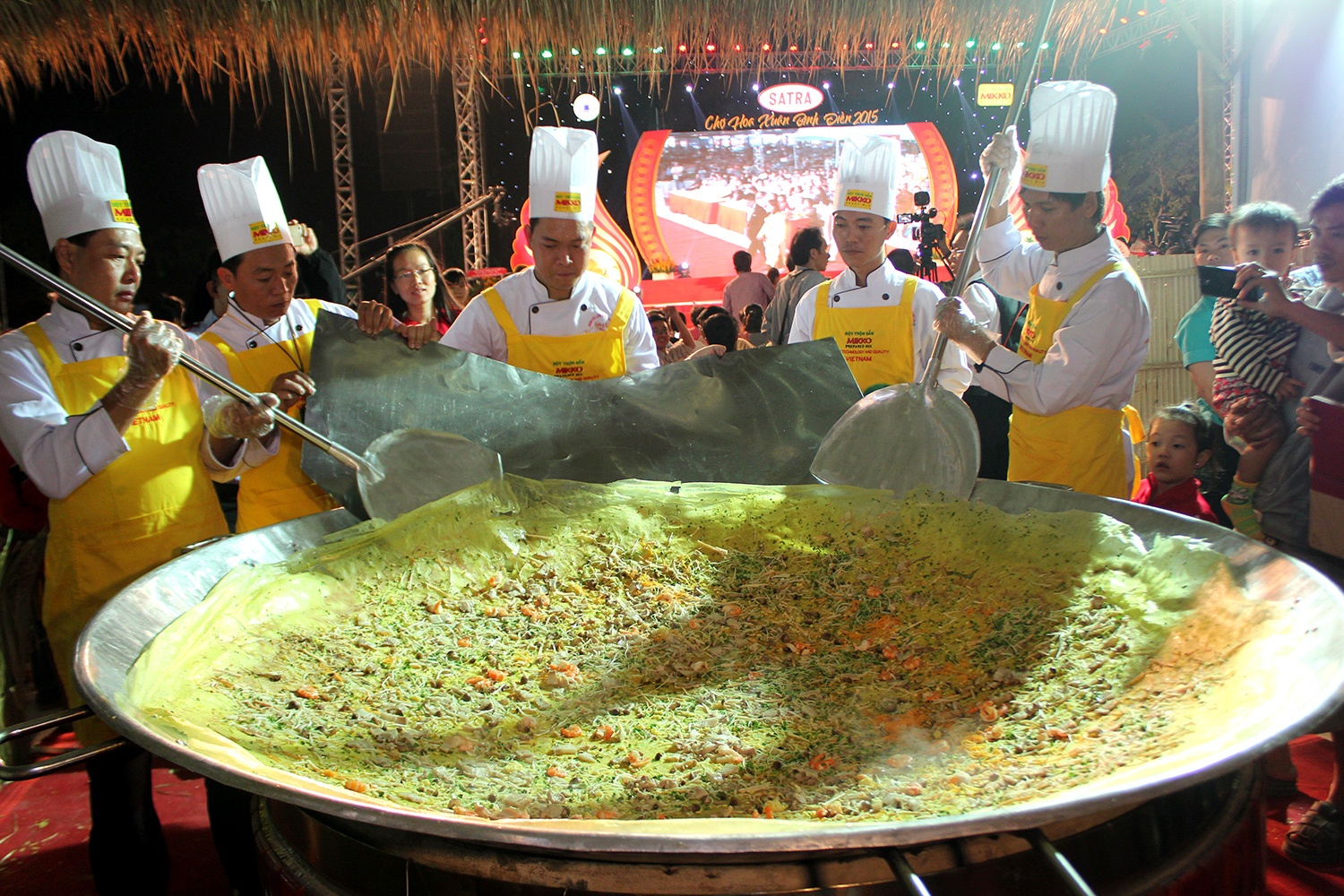 Chiec banh xeo nang 10 kg o Sai Gon hinh anh