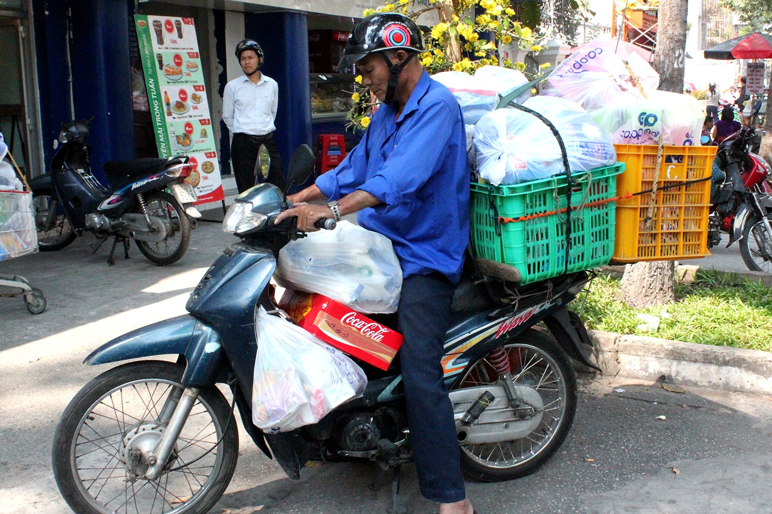 Dich vu goi qua, giao hang qua tai o cac sieu thi Sai Gon hinh anh
