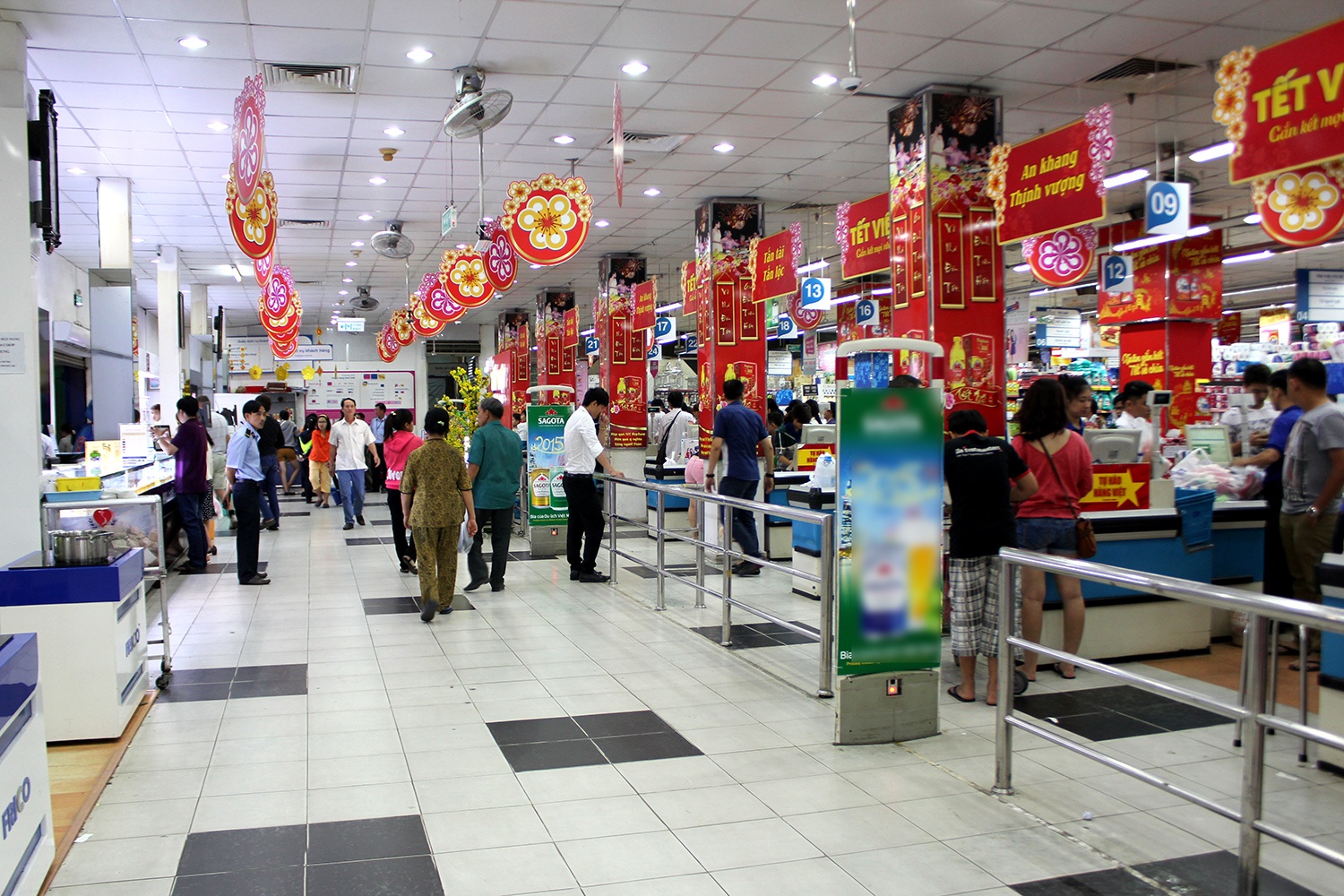 Sieu thi thong thoang la thuong cuoi tuan giap Tet o Sai Gon hinh anh