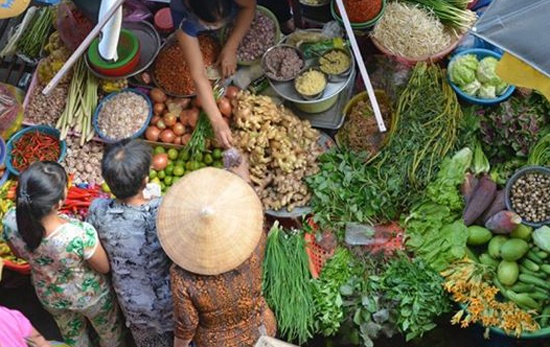 Thuc pham tai cho dong loat tang gia phien cuoi nam hinh anh