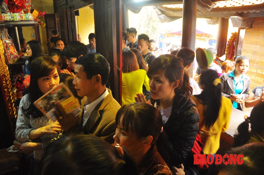 Dau nam, van nguoi chen chan 'vay no' Ba Chua Kho hinh anh