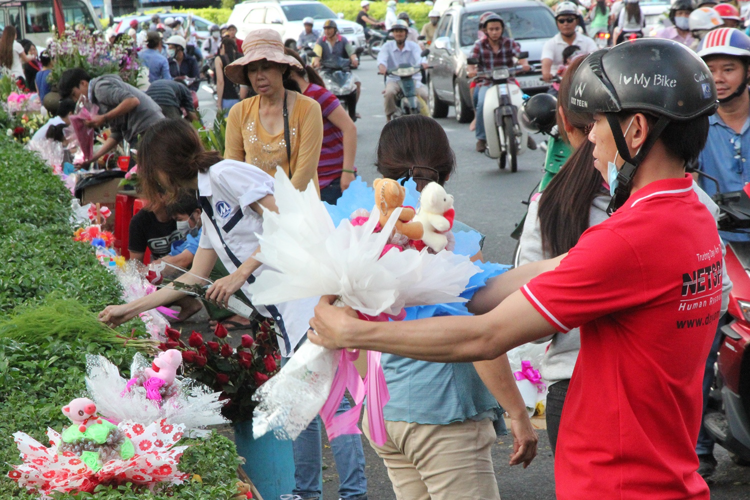 Vi sao khach Sai Gon chuong hoa gau, quay lung voi hoa tuoi? hinh anh