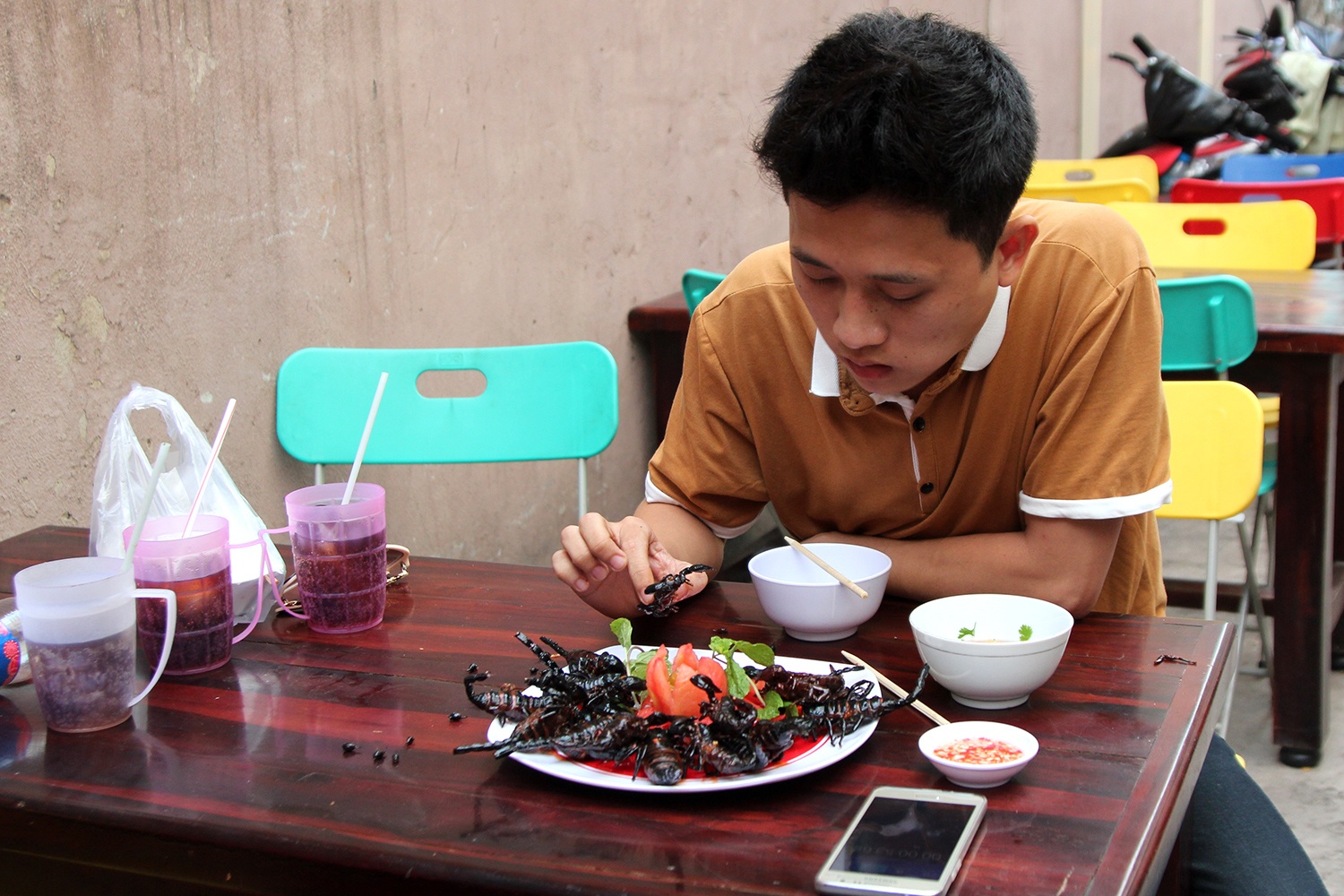 Khach bo cuoc som trong thach dau an bo cap, duong dua hinh anh