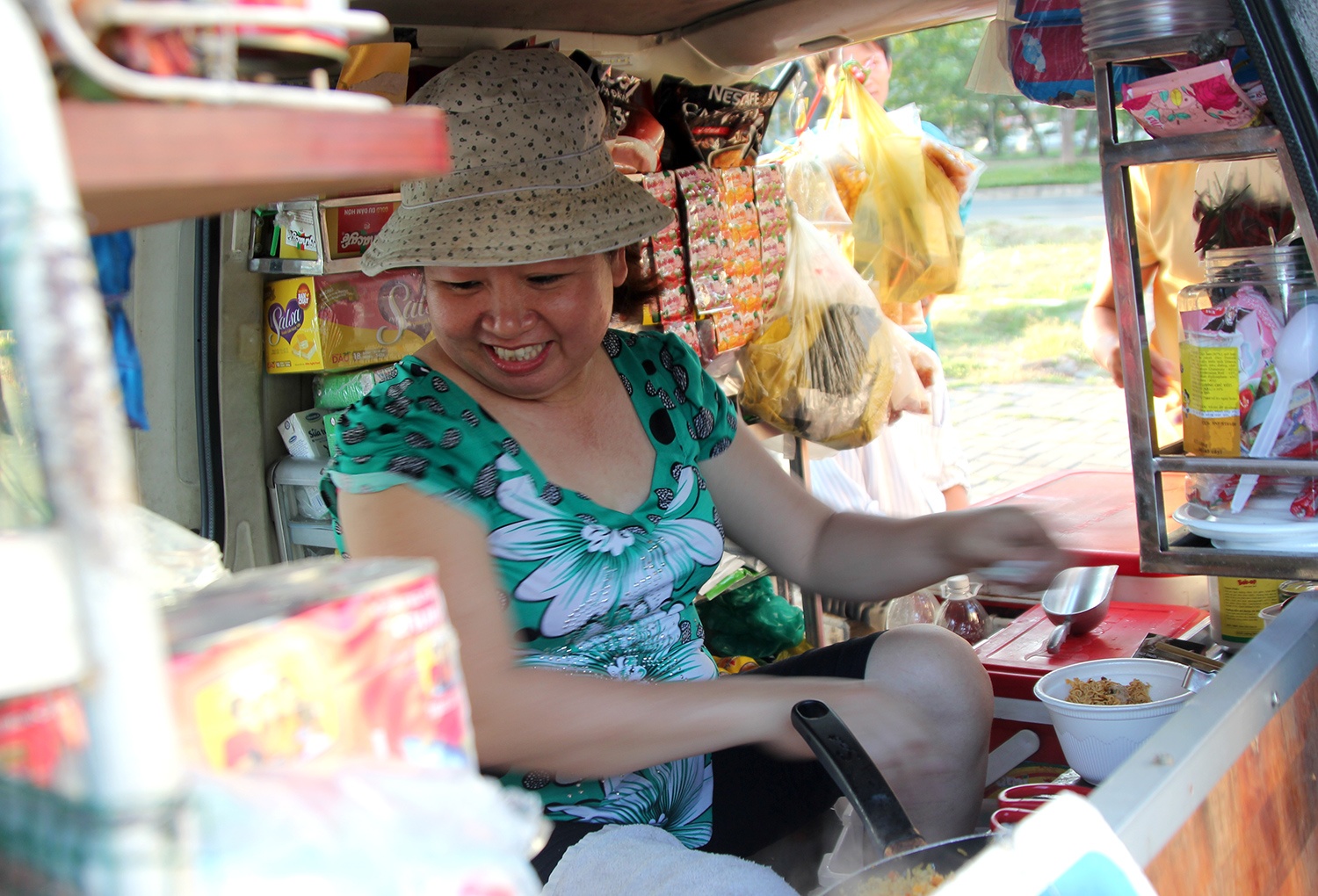 Tiem tap hoa tren oto o 'pho nha giau' Sai Gon hinh anh