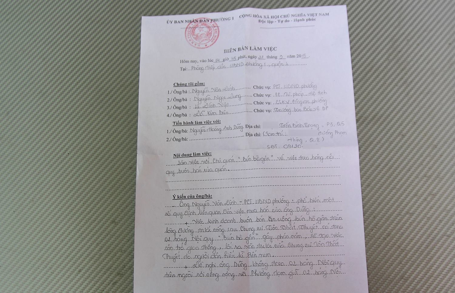 Biên bản làm việc giữa phường và chủ quán về nội dung tạm giữ 2 bảng nội quy hài hước.