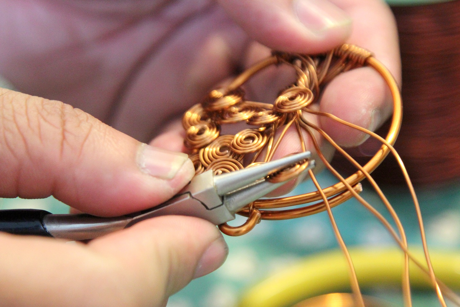 Do trang suc bang day dien doc dao o Sai Gon hinh anh