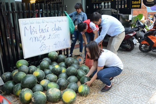 Mua ban dua voi ca tam long hinh anh