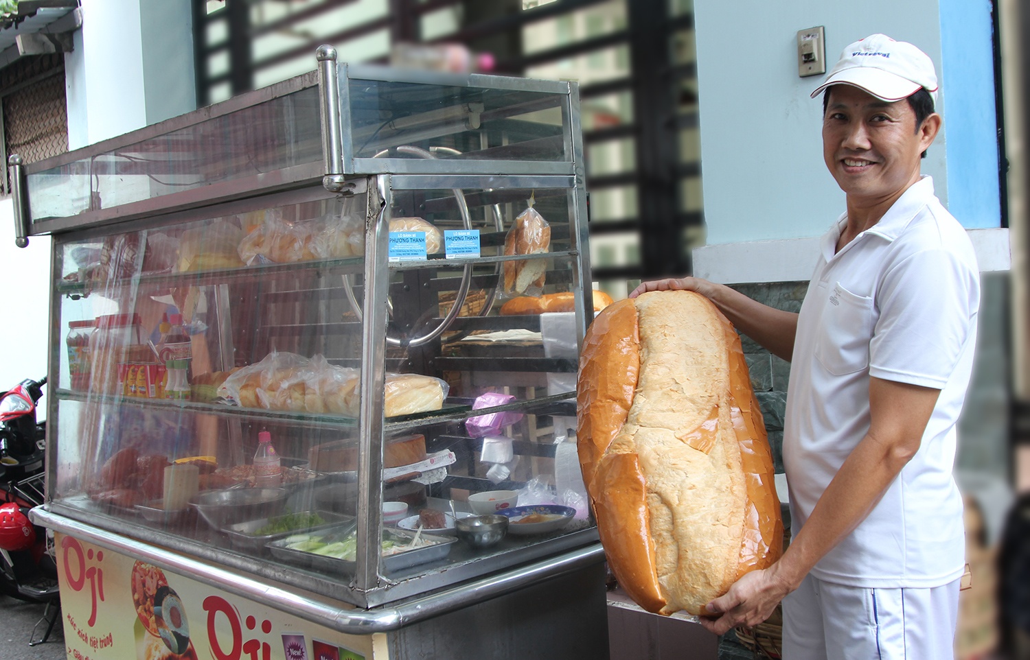 Banh mi nang gan 2 kg gia 70.000 dong o Sai Gon hinh anh