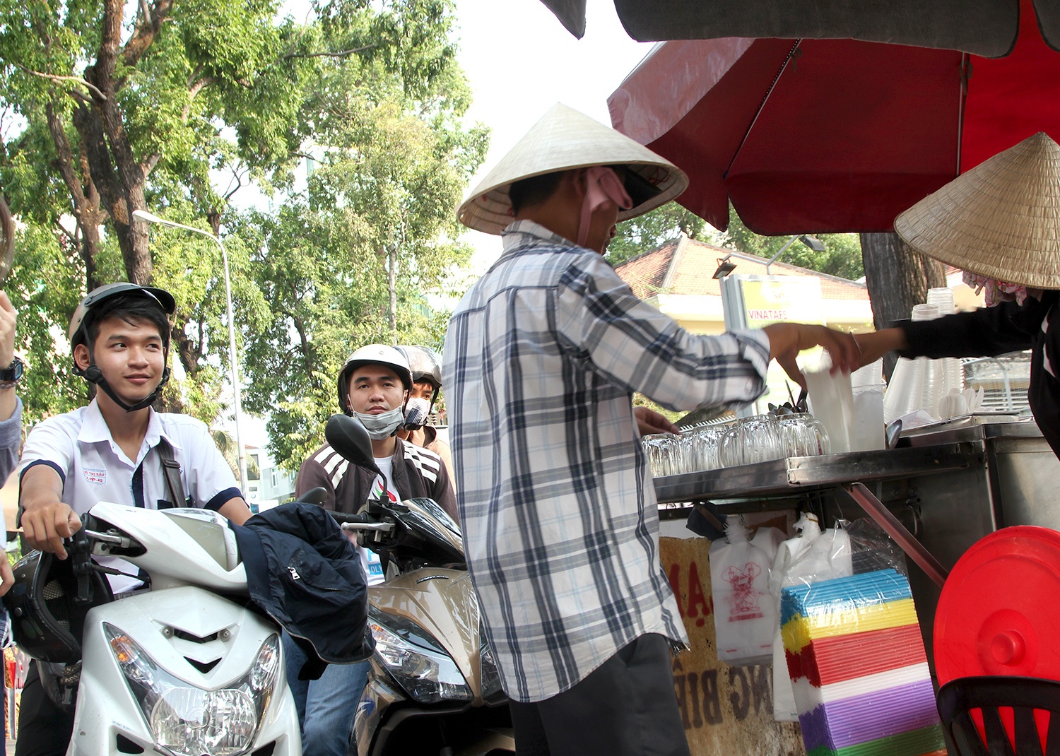 Sam, cam vat duoi 10.000 dong dat khach Sai Gon ngay nang hinh anh