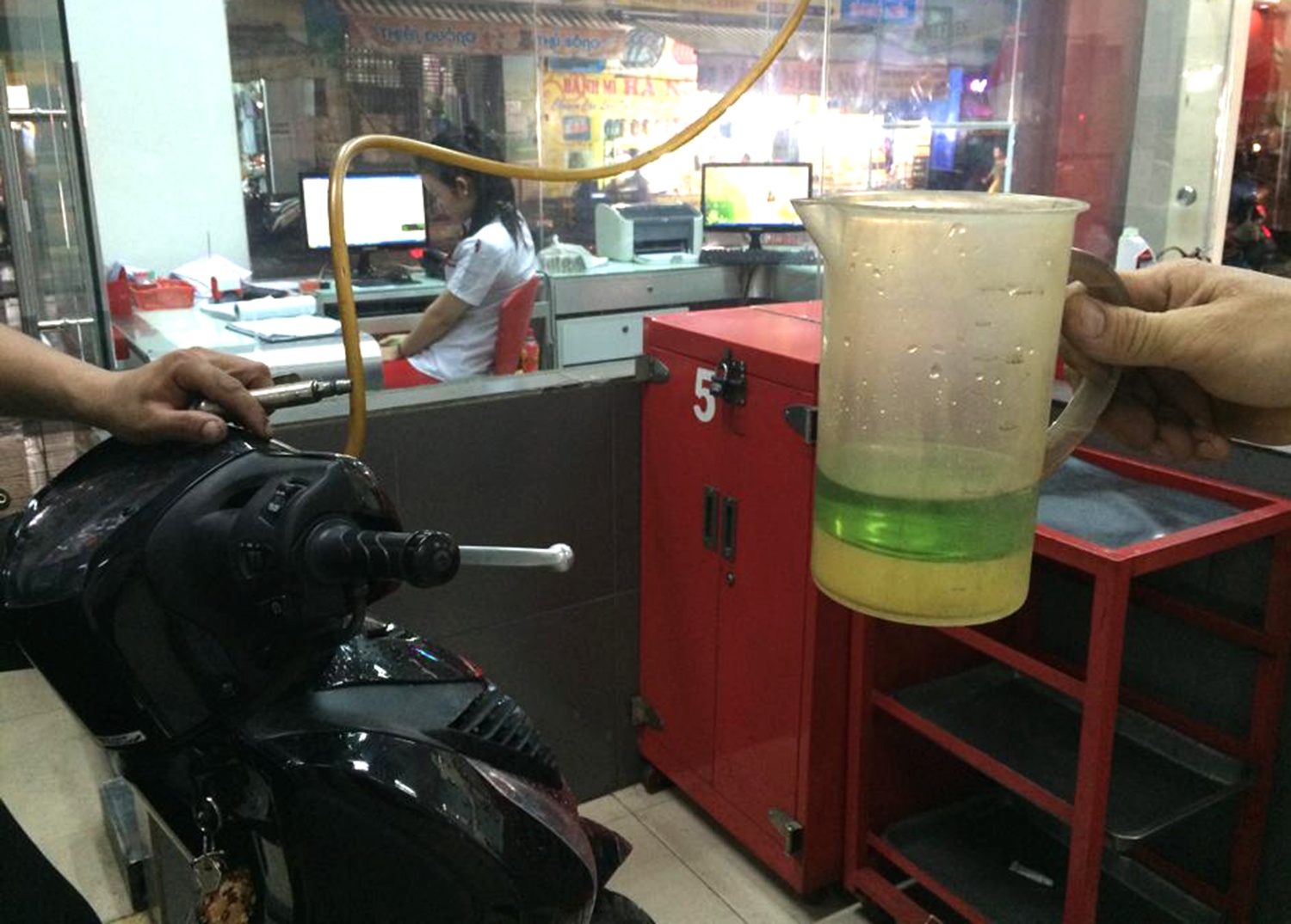 Hang chuc xe chet may vi do phai xang lan nuoc o Sai Gon hinh anh