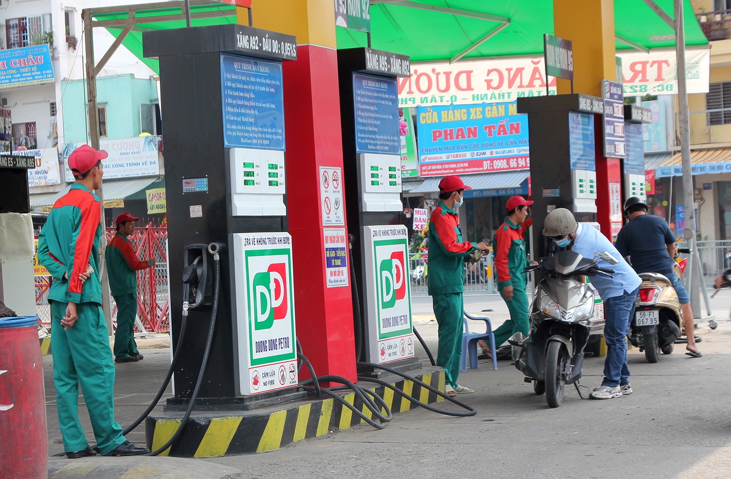 Cua hang ban xang lan nuoc se kien don vi lam duong? hinh anh