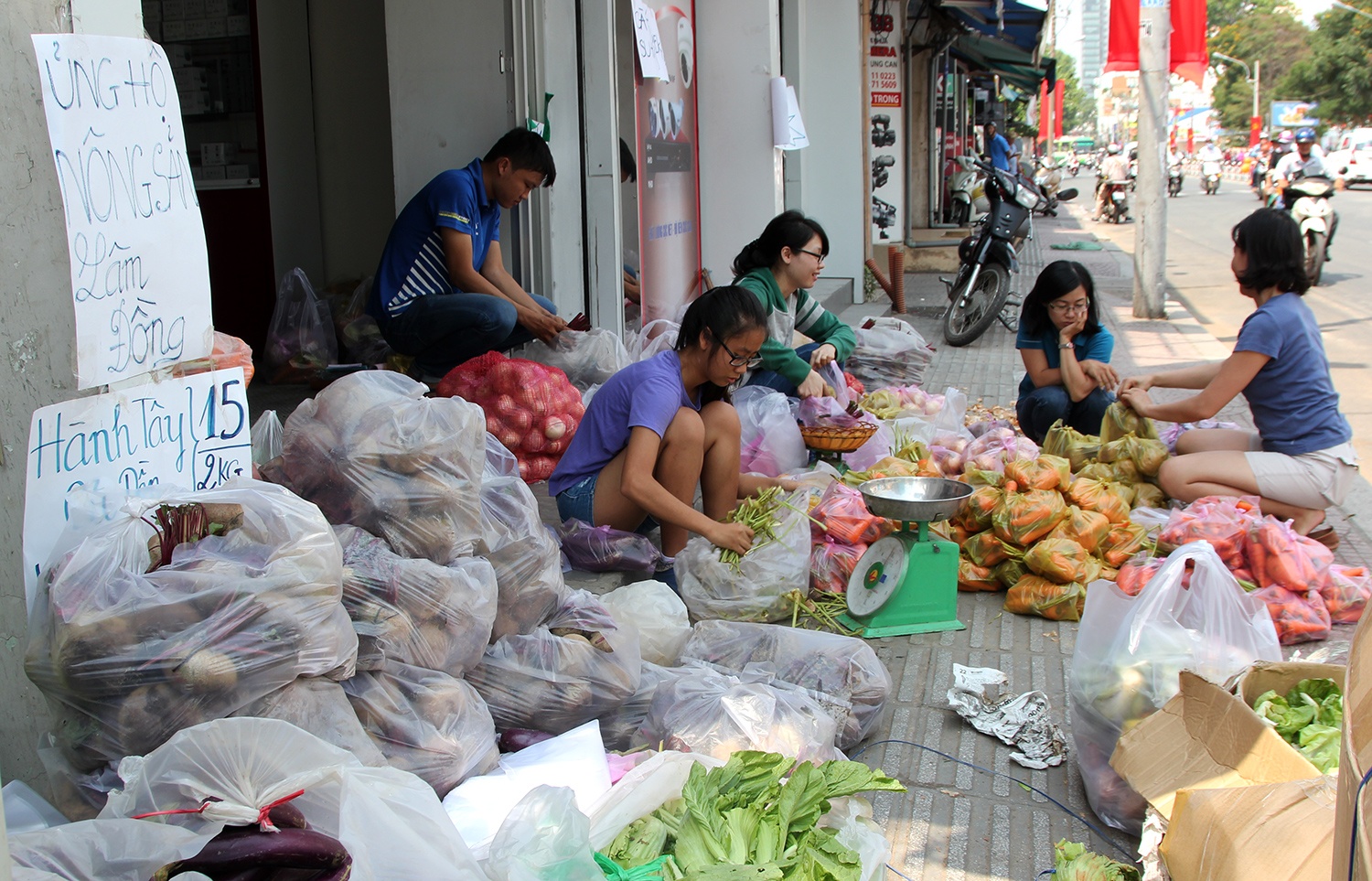 Nong san gia re chat day duong cho 'giai cuu' o Sai Gon hinh anh