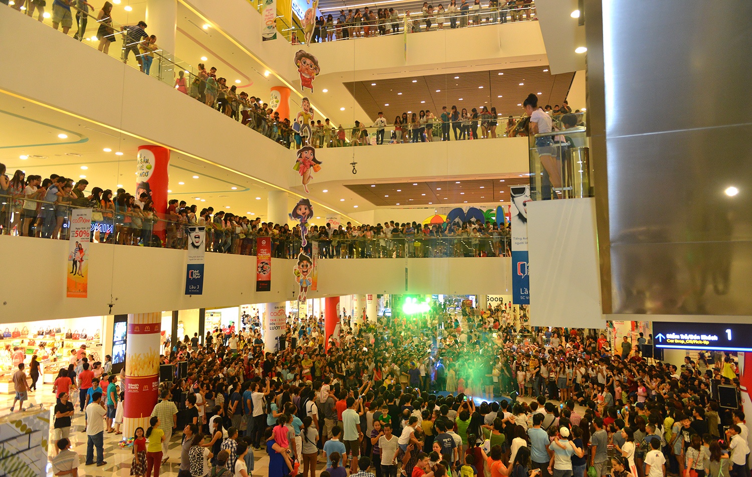 Khu mua sam trung tam TP HCM e khach, vung ven dong nghit hinh anh