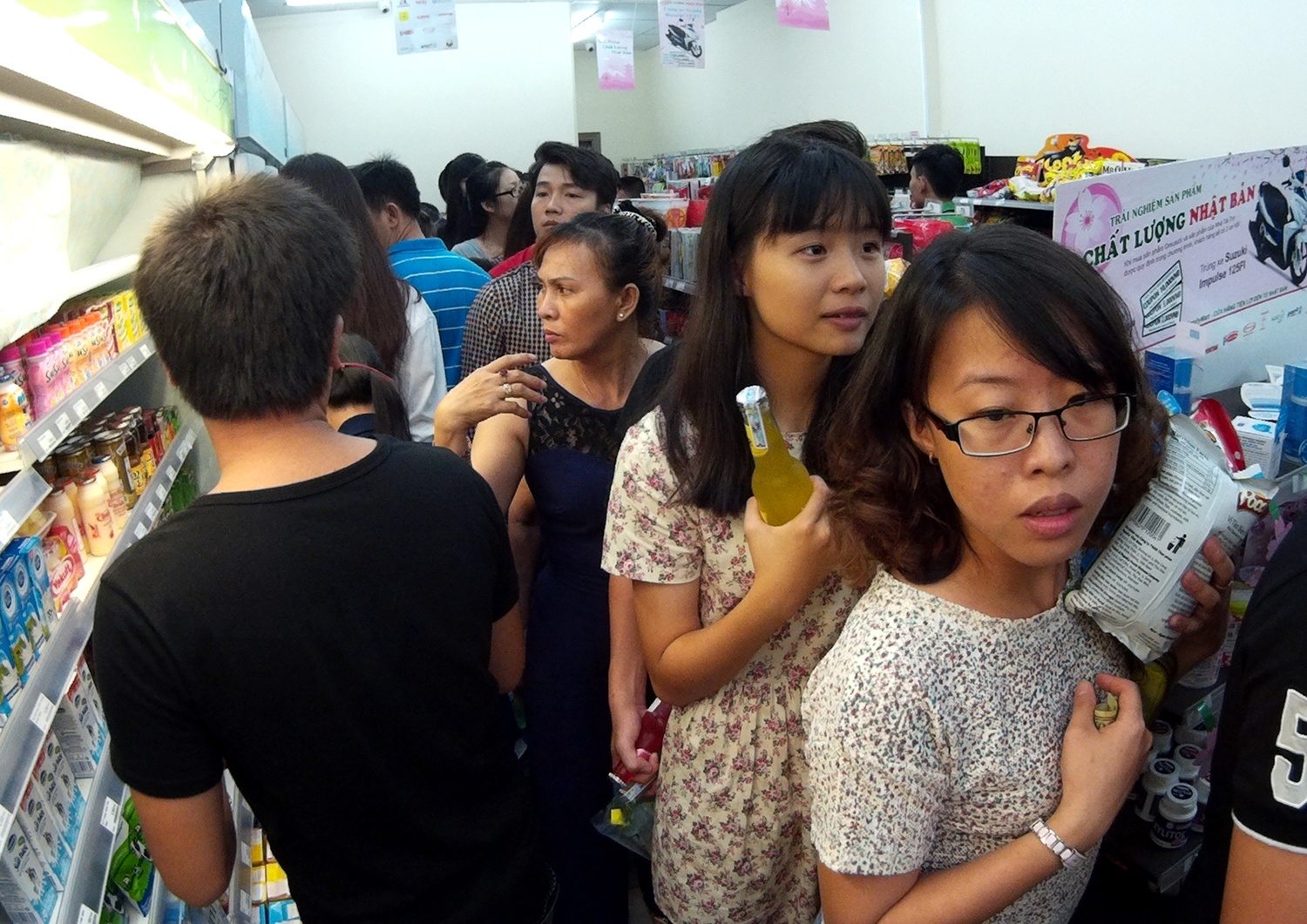 Xep hang ca tieng cho mua nuoc uong, ca phe o TP HCM hinh anh