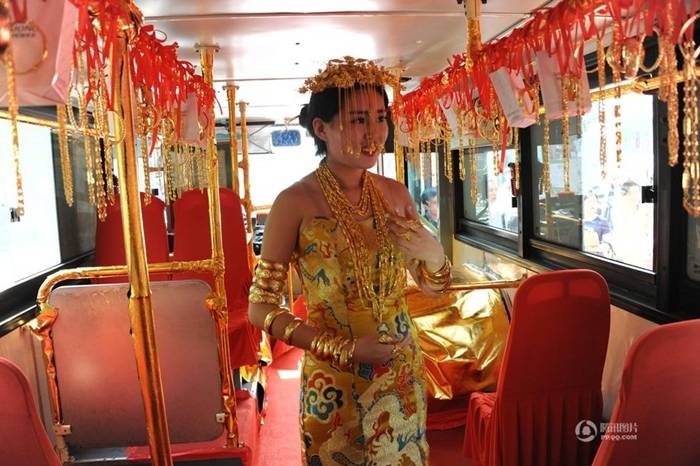 Cong ty trang suc chi bon tien dat vang xe buyt hinh anh