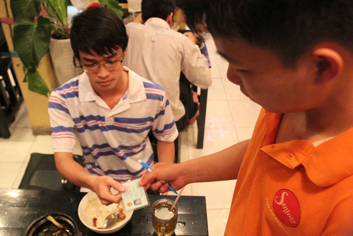 Di an o Sai Gon, khach cao tuoi se tra tien it hinh anh