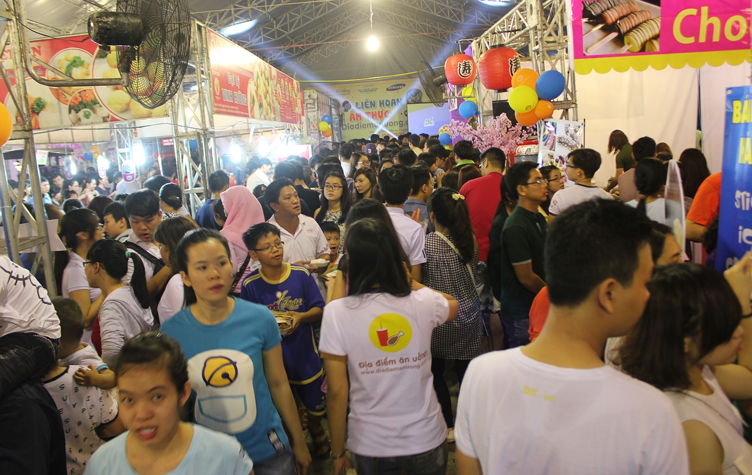 Dam dong xep hang mua do an vat gia re o Sai Gon hinh anh