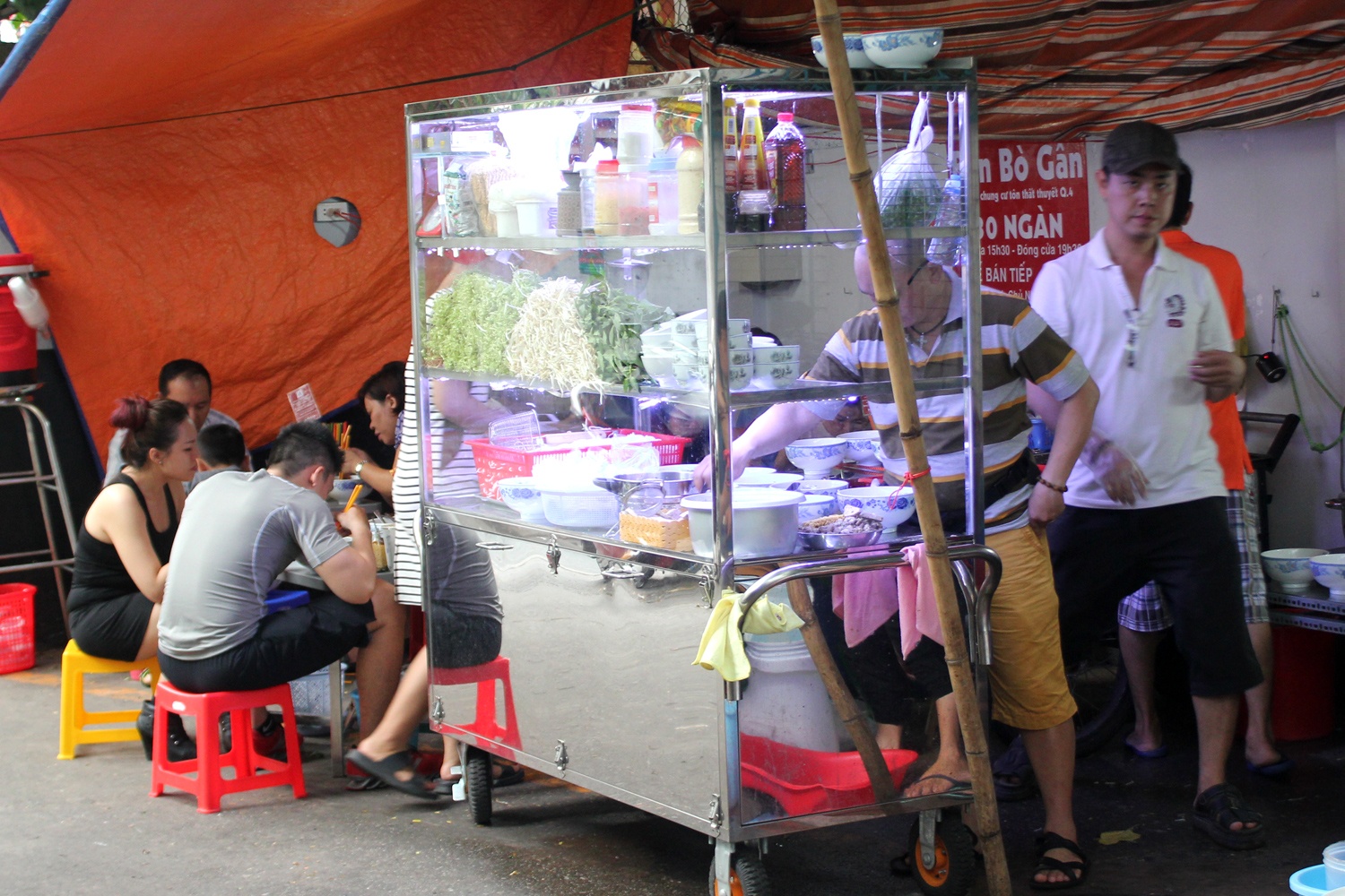 Quan bun bo gan dong cua chua hen ngay mo lai hinh anh
