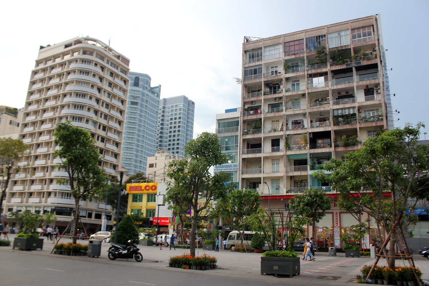 Nguoi thue soc voi gia mat bang moi o pho di bo Sai Gon hinh anh