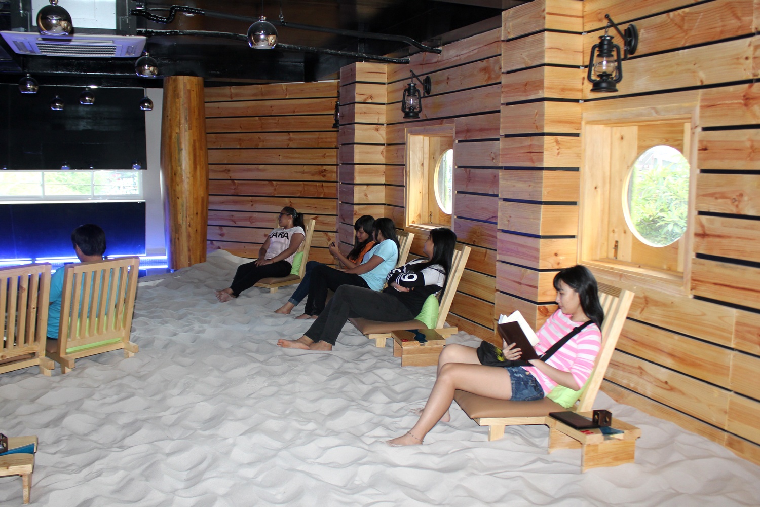 Quan ca phe bai bien giua long Sai Gon co gi dac biet? hinh anh