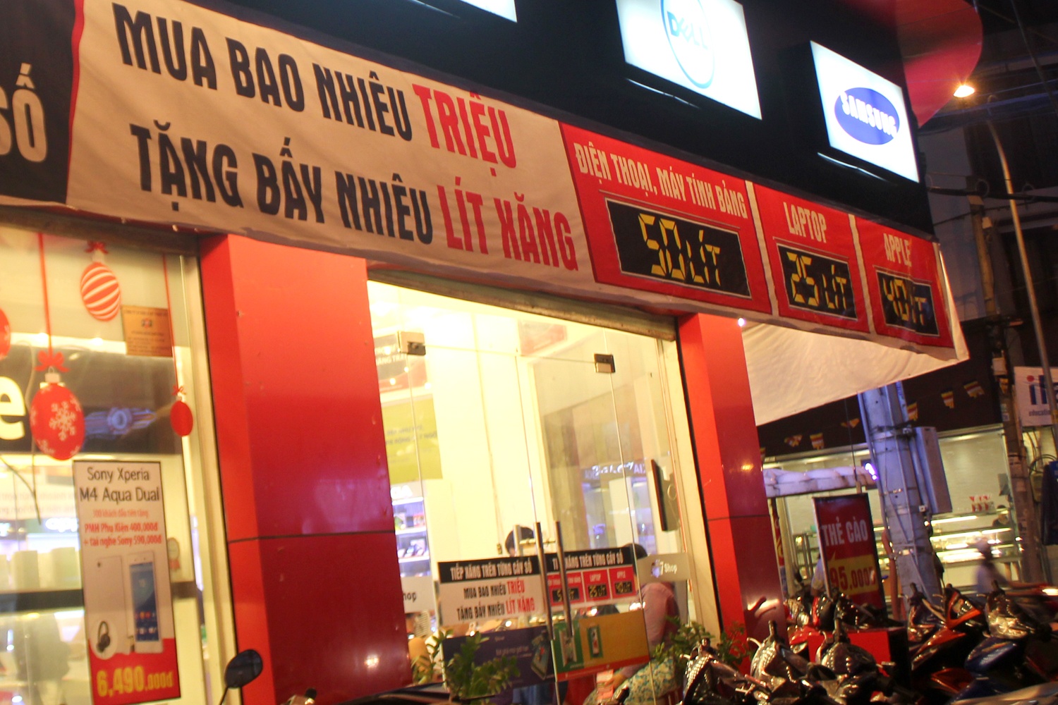 Ban bao hiem, dien thoai khuyen mai kem xang o Sai Gon hinh anh