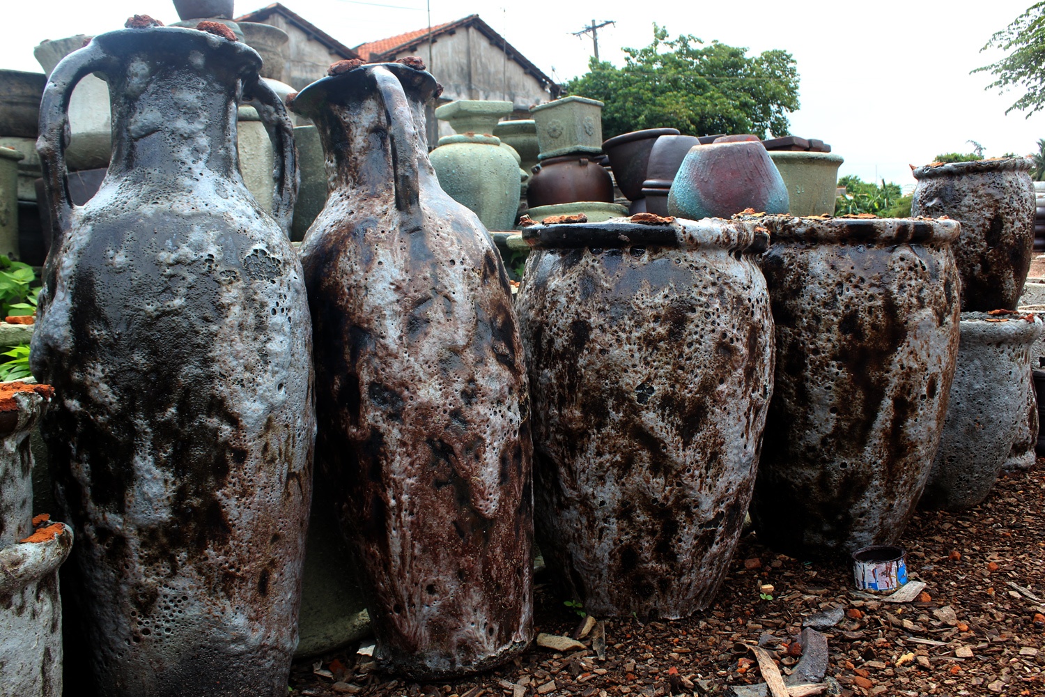 Nua trieu dong mot chiec binh gia co tai lo gom Sai Gon hinh anh