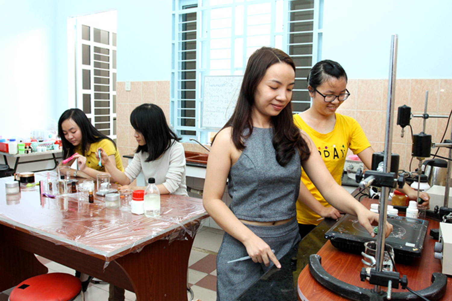 Ba noi tro chi tien trieu hoc lam my pham handmade hinh anh