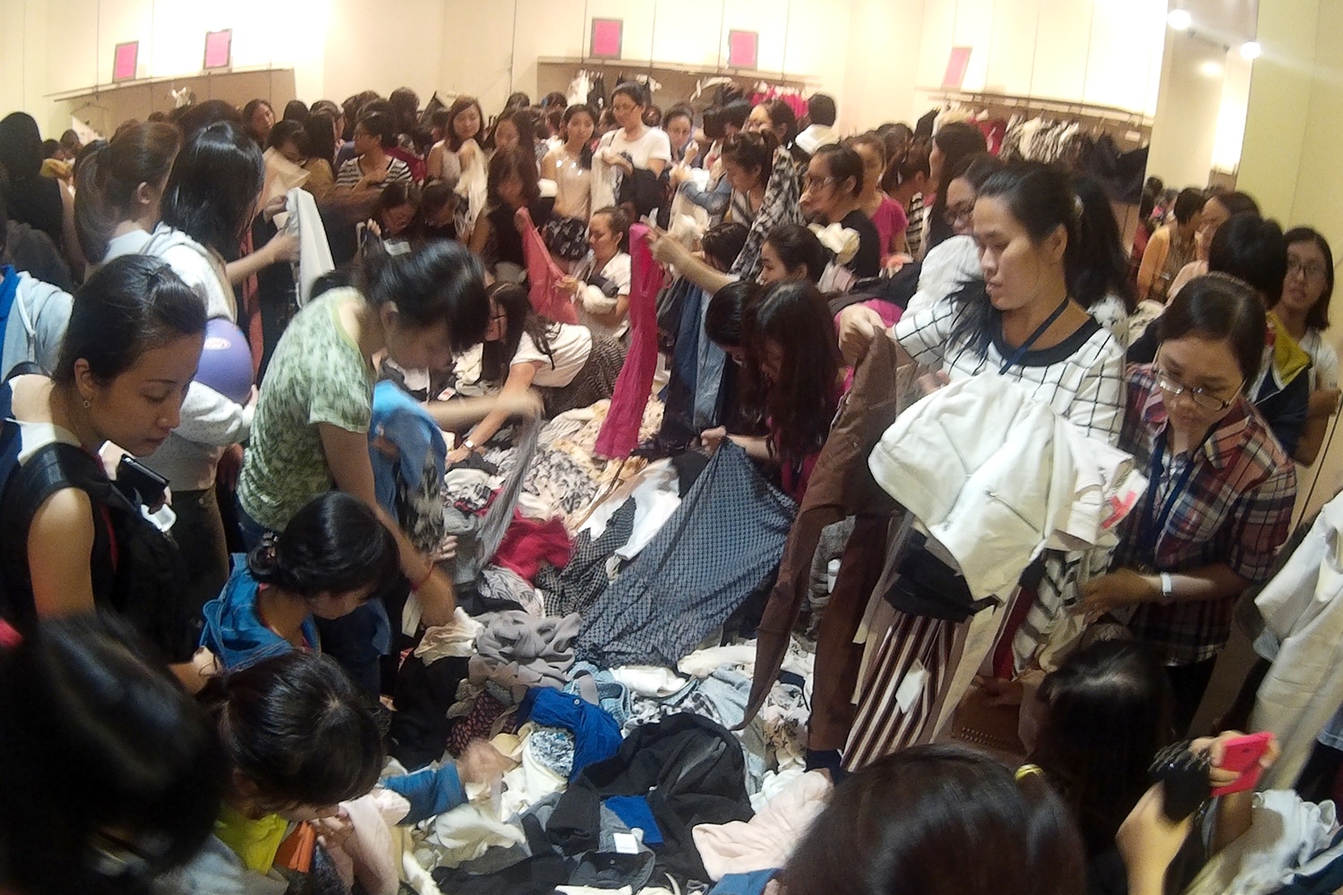 Chen nhau mua quan ao giam gia o Sai Gon hinh anh