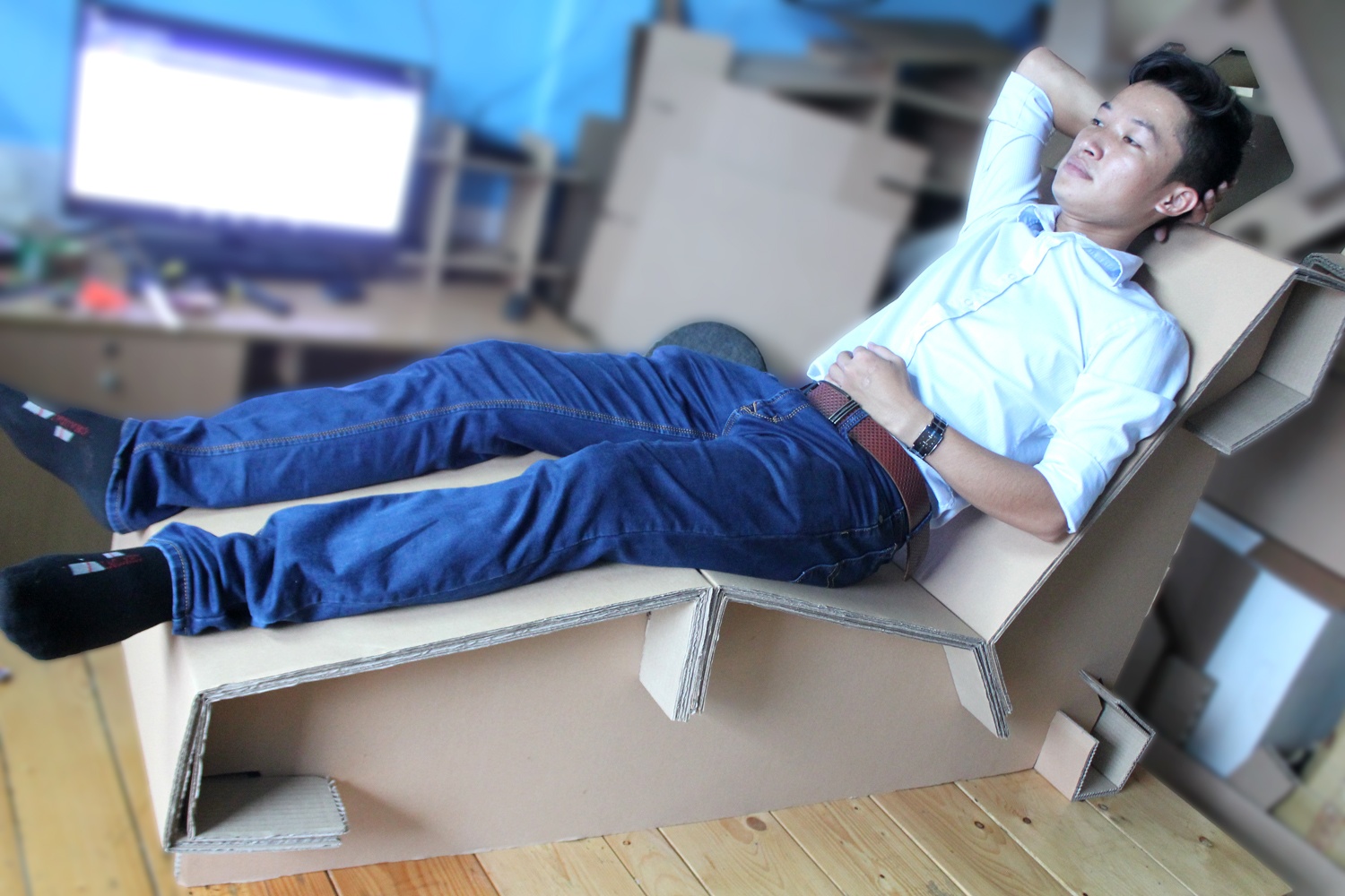 Xuong san xuat ban ghe bang bia carton o Sai Gon hinh anh