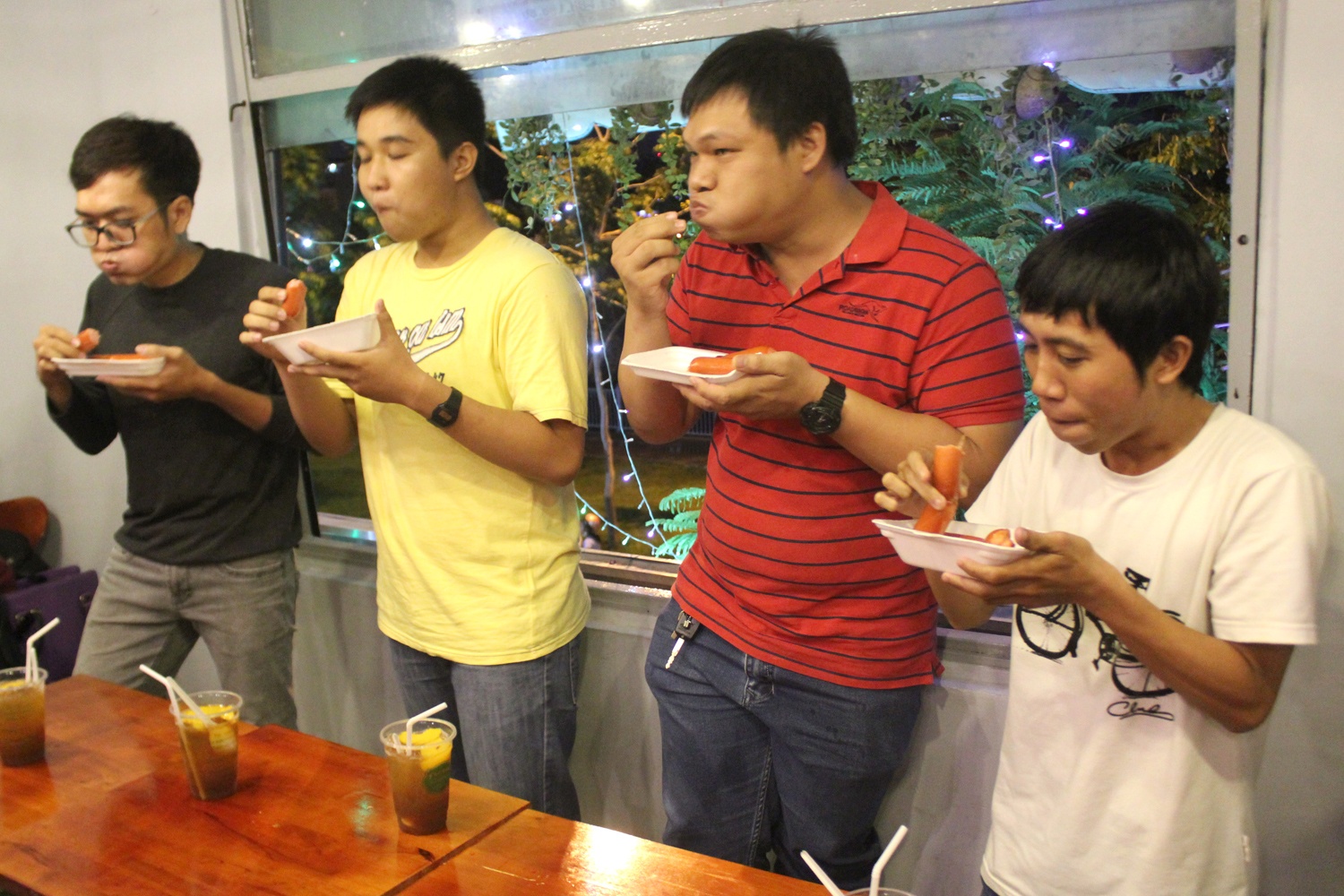 An 12 cay xuc xich, nhan giai thuong 1 trieu dong o Sai Gon hinh anh