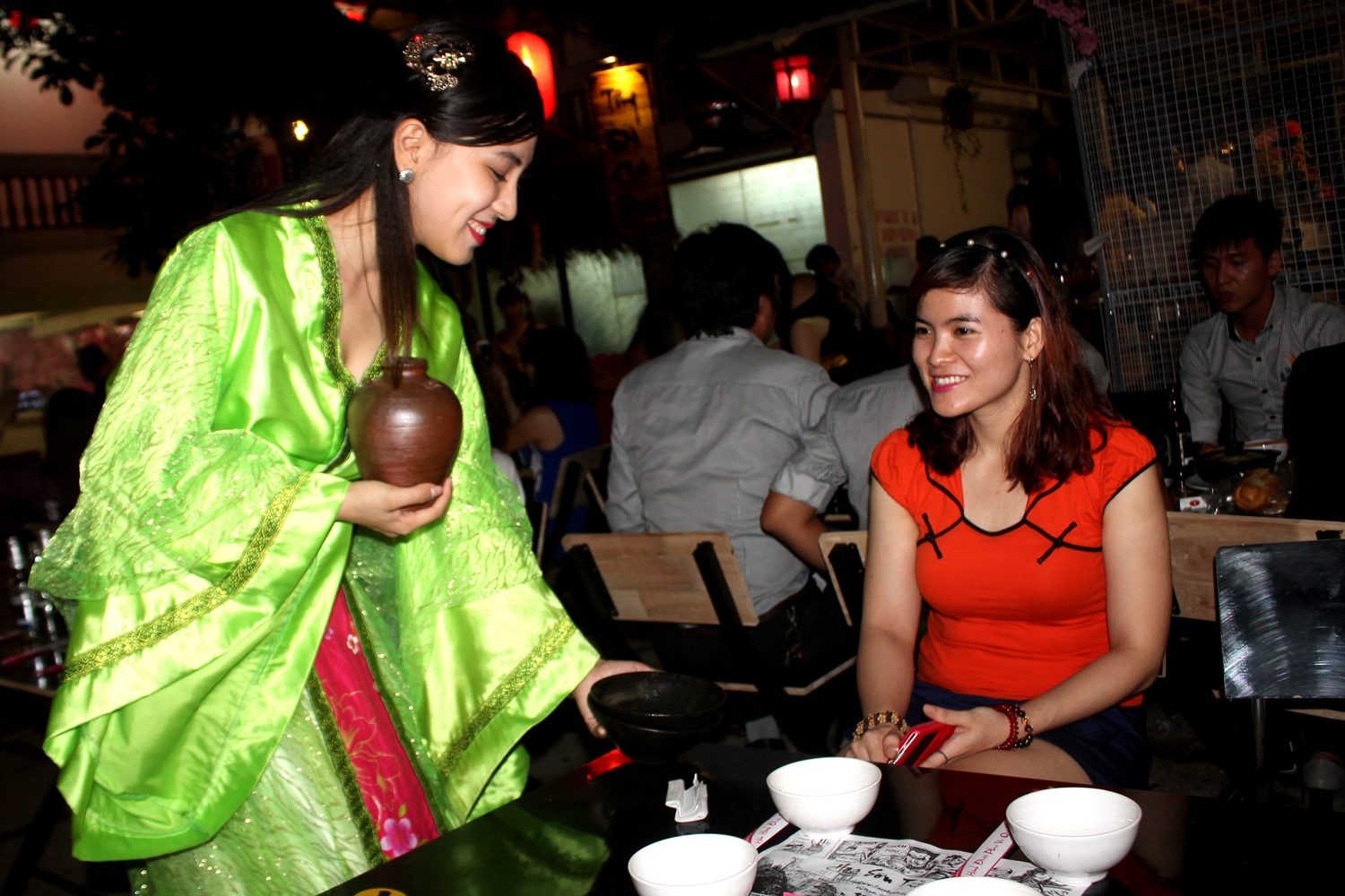 Quan nhau hut khach bang phong cach kiem hiep o Sai Gon hinh anh