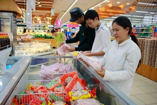 Nguoi tieu dung da chiu... xai tien hinh anh