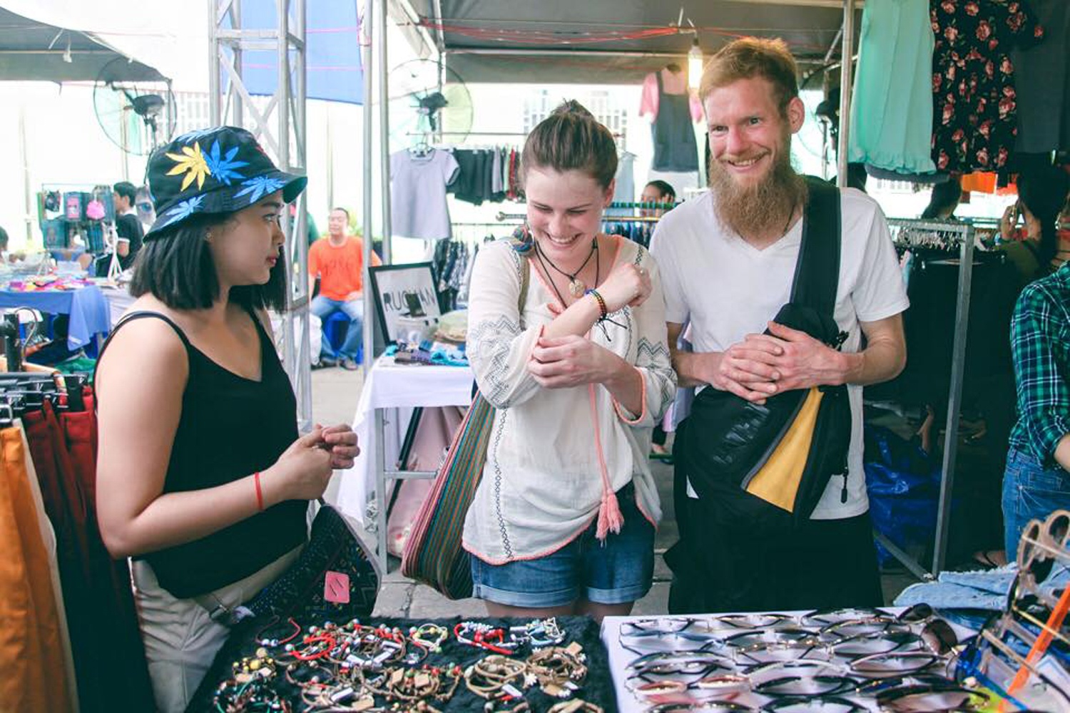 Cho phien cho khach Tay bung no o Sai Gon hinh anh