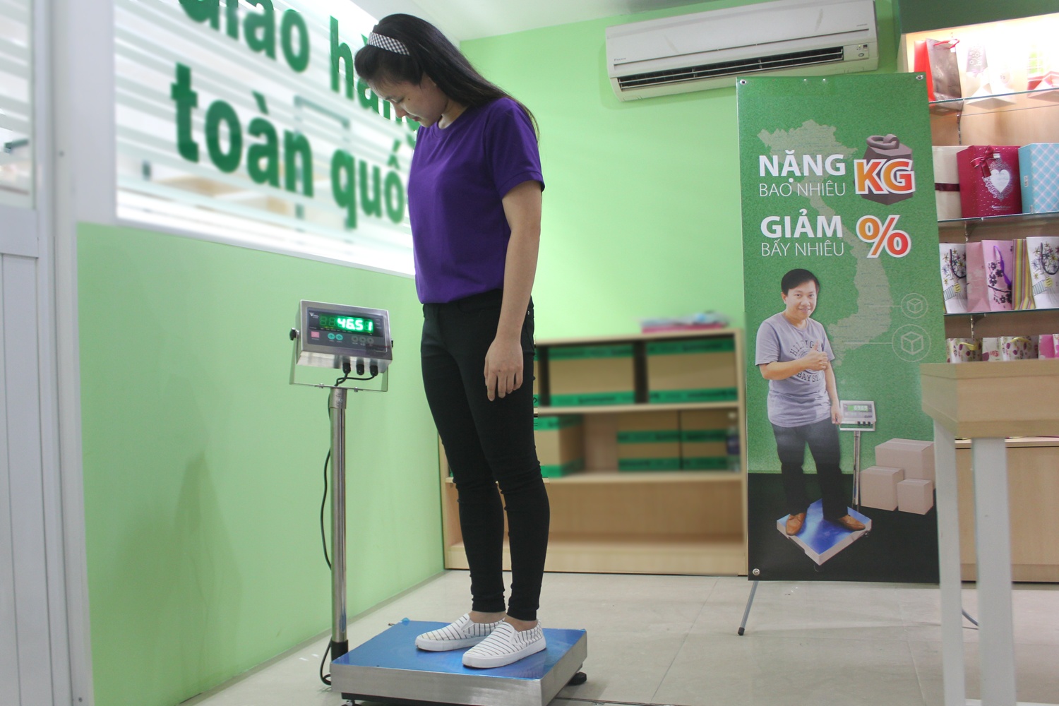 Khuyen mai theo chieu cao, can nang cua khach o Sai Gon hinh anh