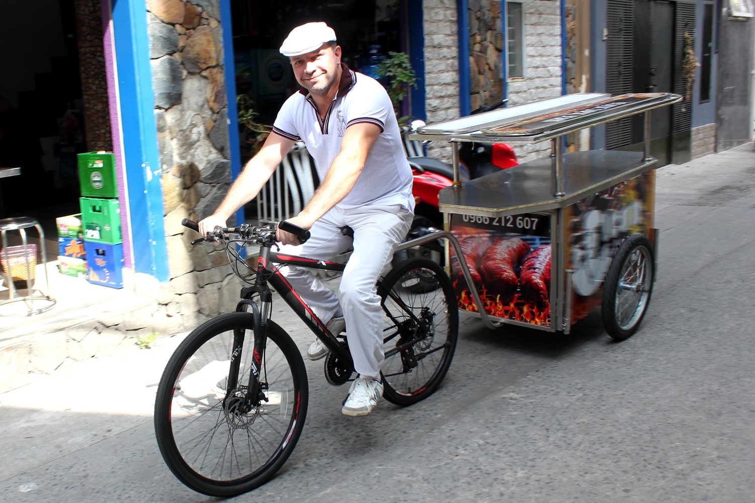 Ong Tay sam xe dap the thao ban xuc xich o Sai Gon hinh anh