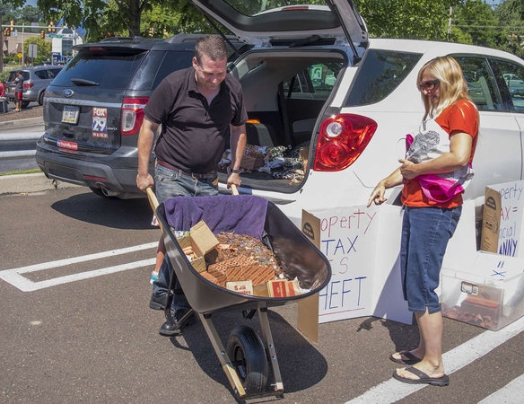 Suu tap 50.000 dong tien xu de... nop thue hinh anh