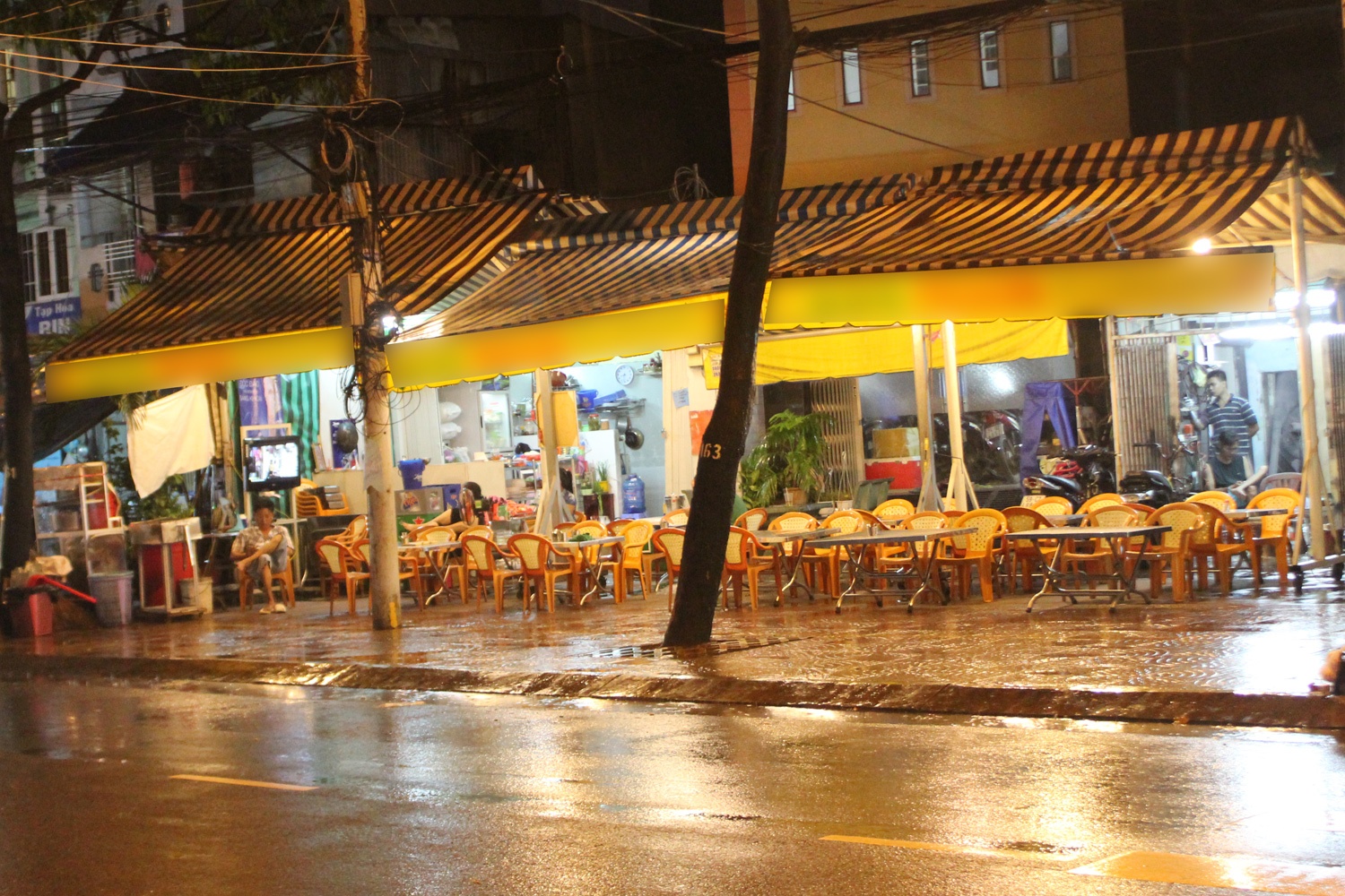 Hang an, quan nhau dong cua som thang co hon hinh anh