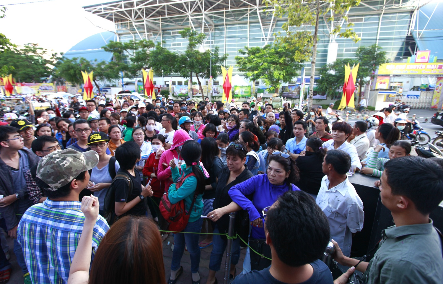 Xep hang 5 tieng cho mua vali giam gia o Sai Gon hinh anh