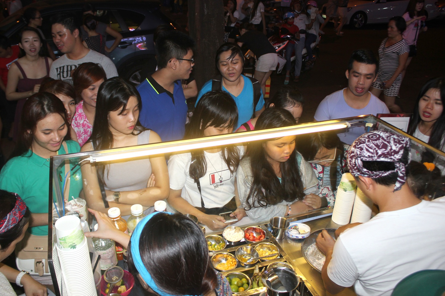 Nguoi Sai Gon met moi vi mua sam, an uong ngay le hinh anh