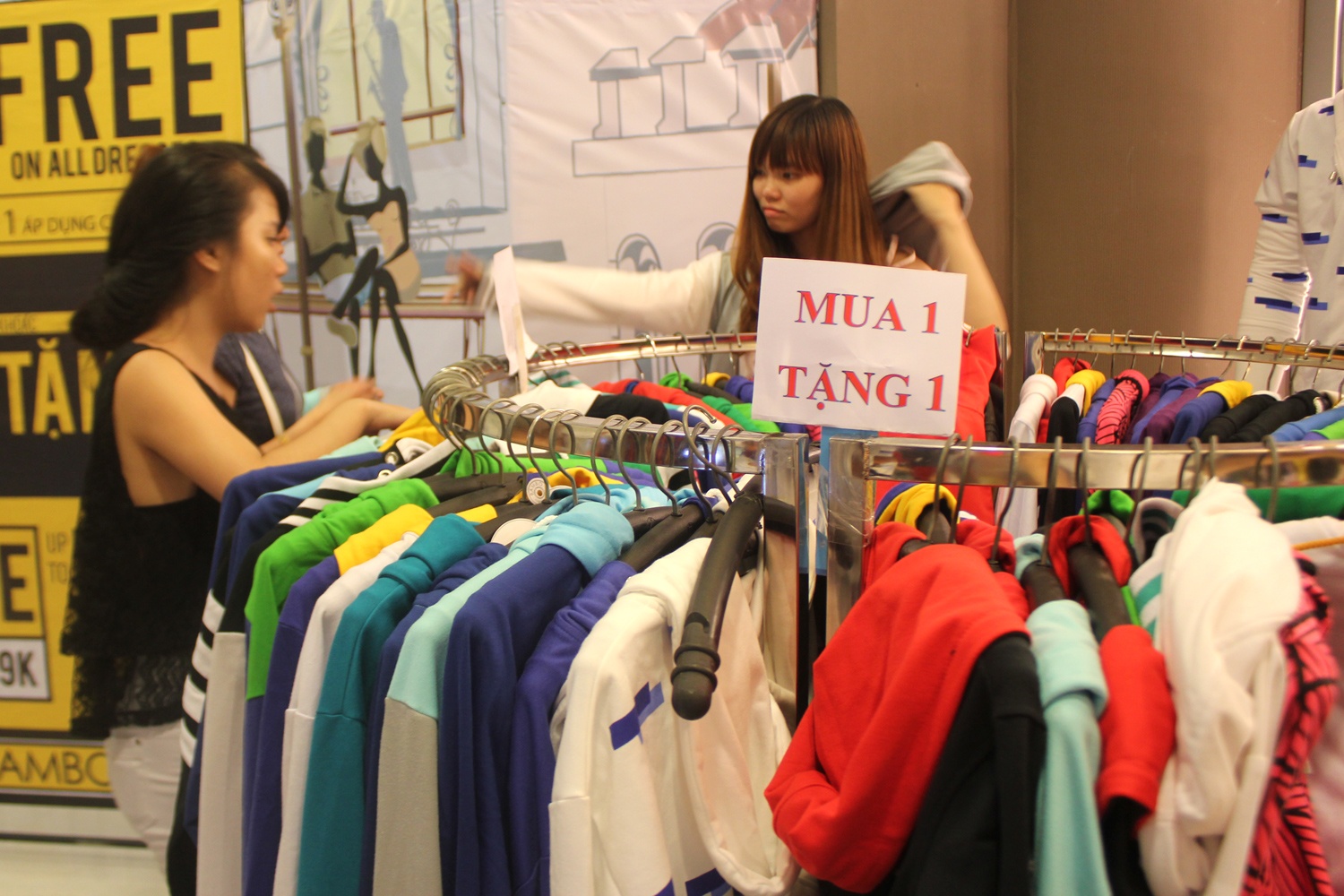 Cho den 0h van khong mua duoc hang giam gia o Sai Gon hinh anh